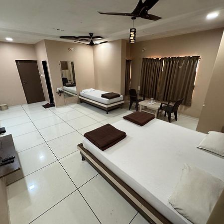 Hotel Bluediamond Bardoli ภายนอก รูปภาพ