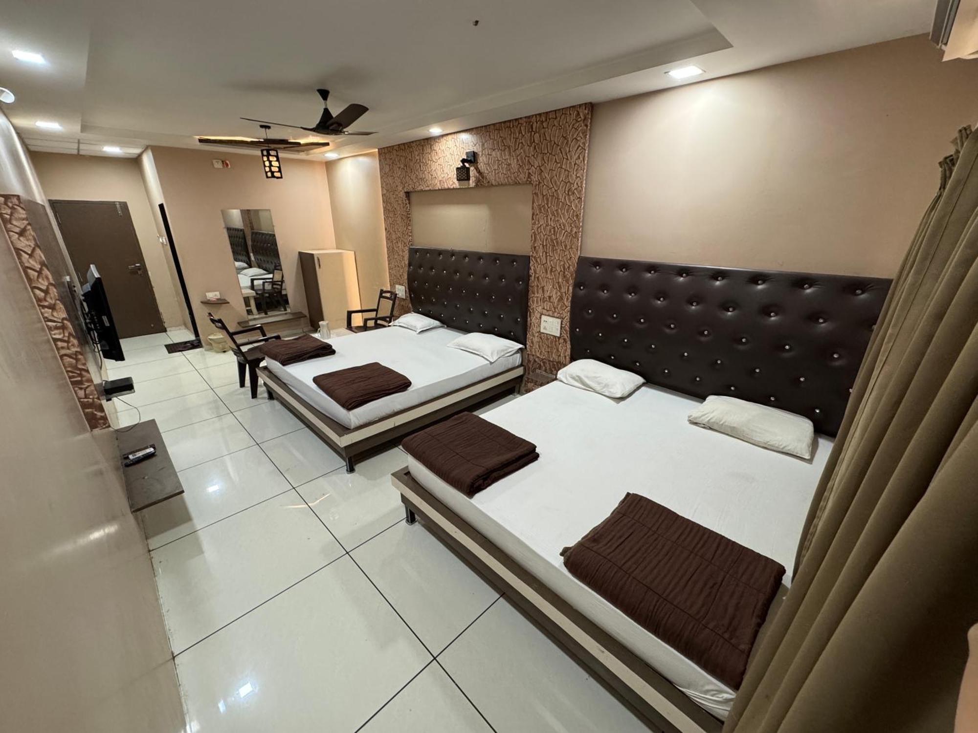 Hotel Bluediamond Bardoli ภายนอก รูปภาพ
