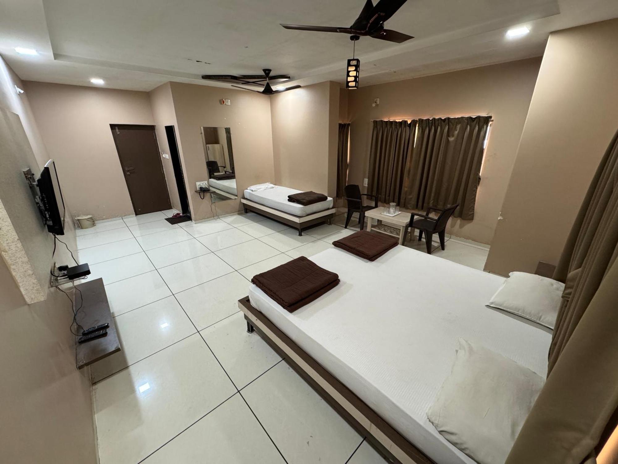 Hotel Bluediamond Bardoli ภายนอก รูปภาพ