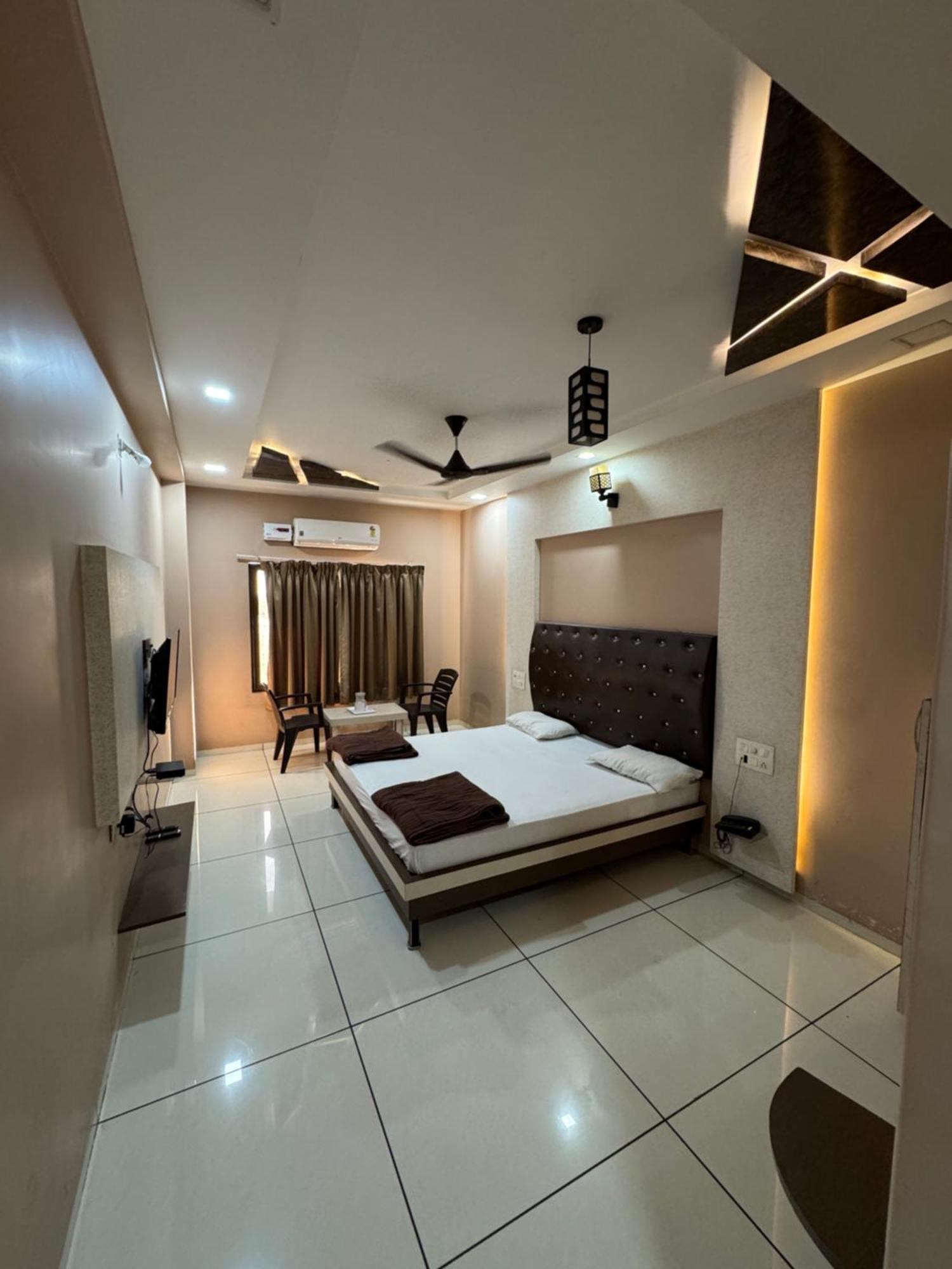 Hotel Bluediamond Bardoli ภายนอก รูปภาพ