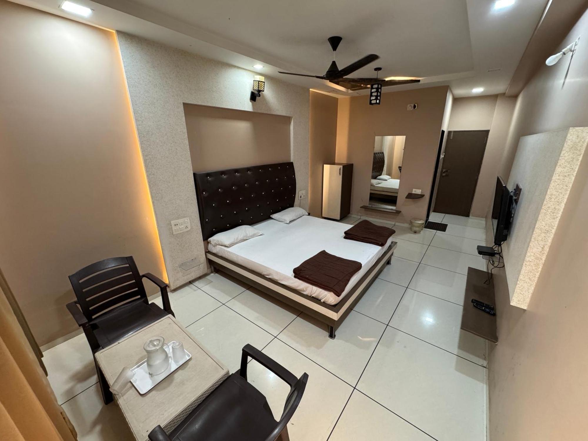 Hotel Bluediamond Bardoli ภายนอก รูปภาพ